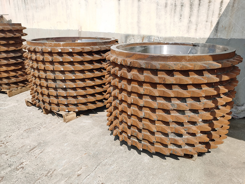 傳統(tǒng)破碎機(jī)處理廢渣總 “水土不服”？為何雙齒輥機(jī)型能輕松勝任？